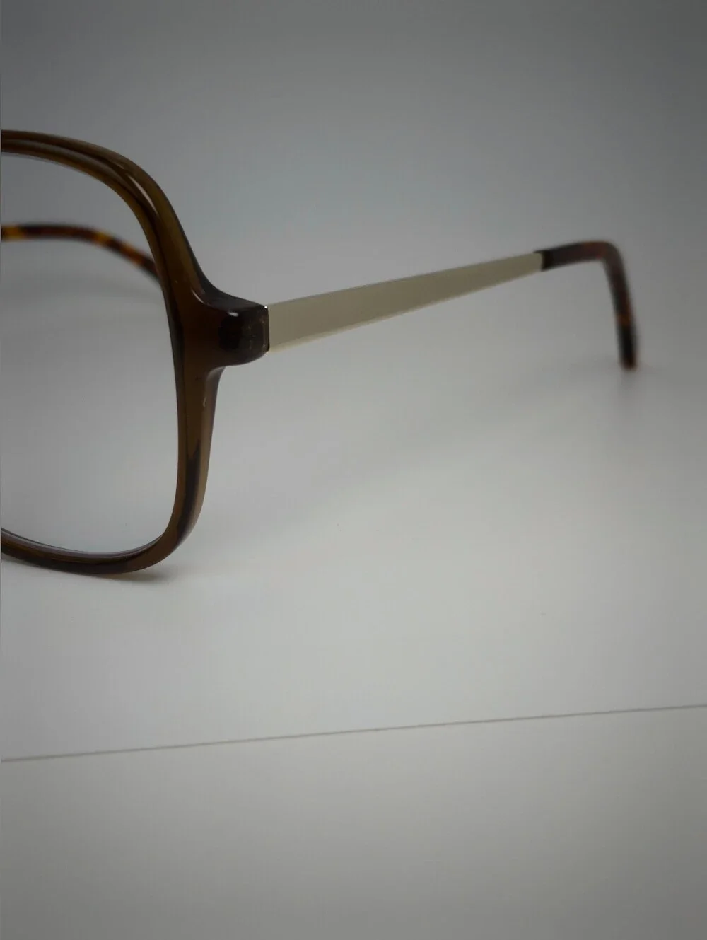 Corey. Sea Moss Square Mid Mount Temple Frame.